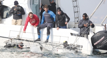 Michael Phelps participa de desafio com tubarões em programa de TV